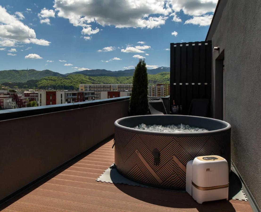 Skylark - Singapore Penthouse With Jacuzzi & Panoramic View Брашов Экстерьер фото