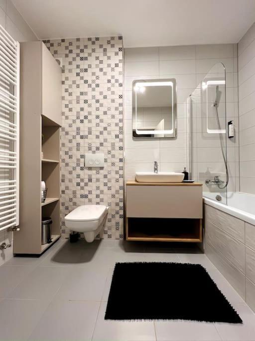 Skylark - Singapore Penthouse With Jacuzzi & Panoramic View Брашов Экстерьер фото